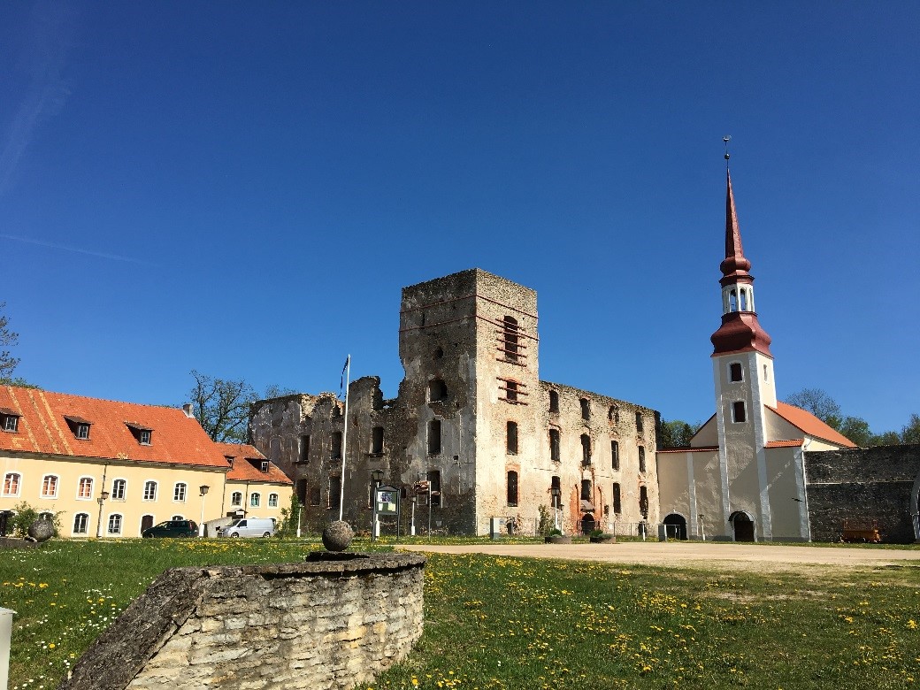 Вид на здание конвента и церковь Нигулисте